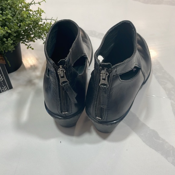 Dansko Bonita leather cut out ankle boots. 39. - Picture 3 of 7